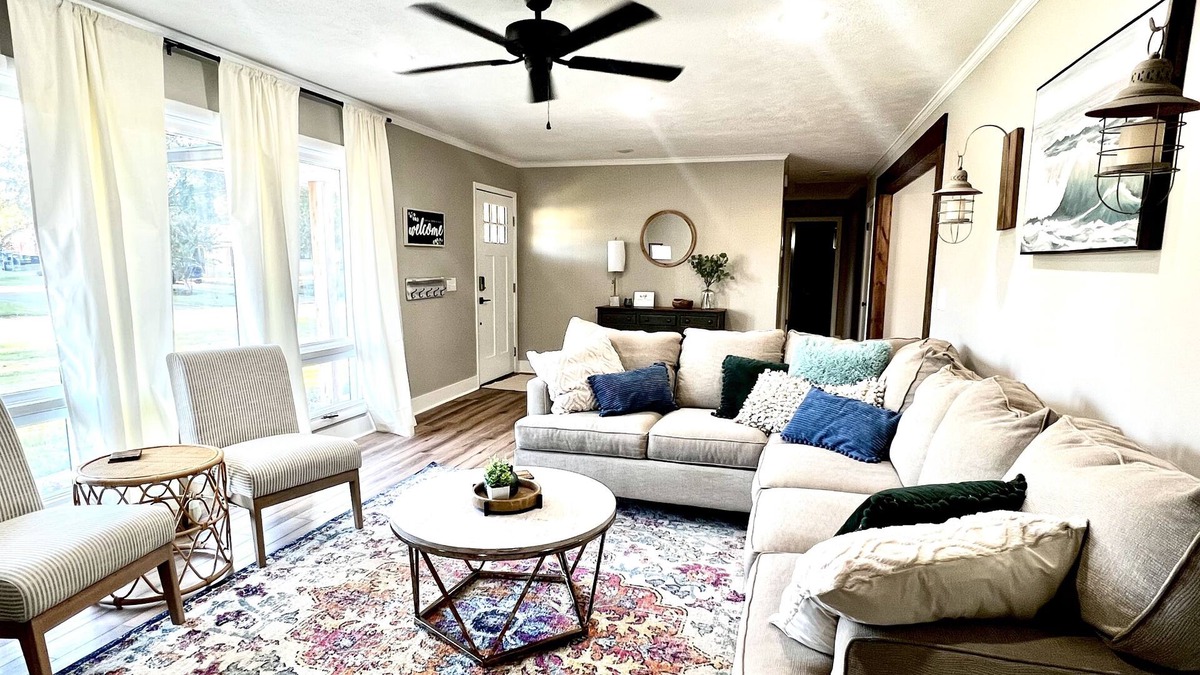 Starkville House | Adorable house just minutes from campus! Private Parking
