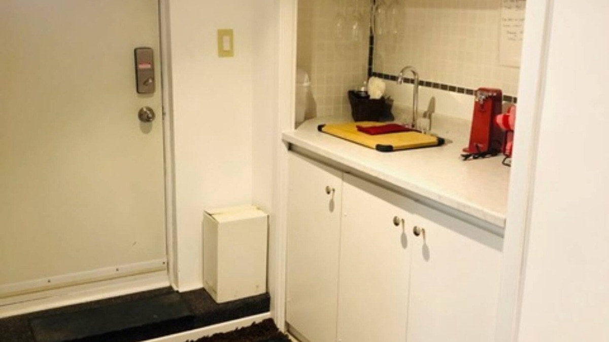 Oakwood Village House | Adorable house with WiFi in vibrant Toronto