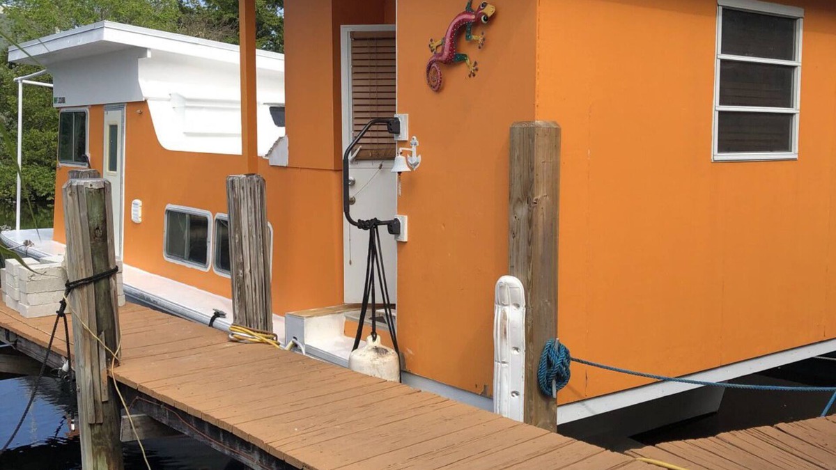Sailboat Bend Boat Rental | Adorable Houseboat on the river
