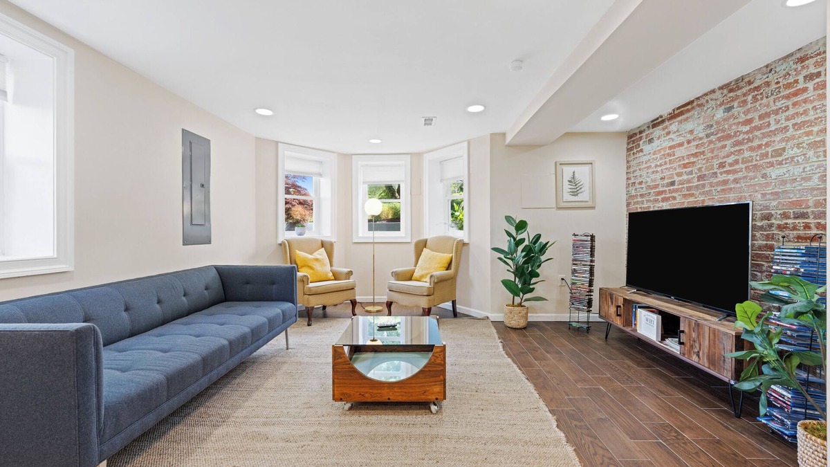 Southeast Apartment | Adorable Infant Friendly 1Br Retreat