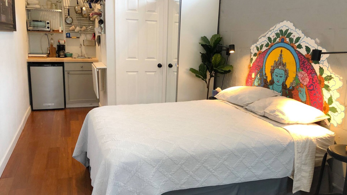 United Central Apartment | Adorable Modern Studio East - 10 minutes to the beach and 5 minutes to downtown
