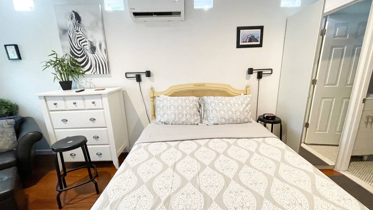 United Central Apartment | Adorable Modern Studio West, Clean & Comfy