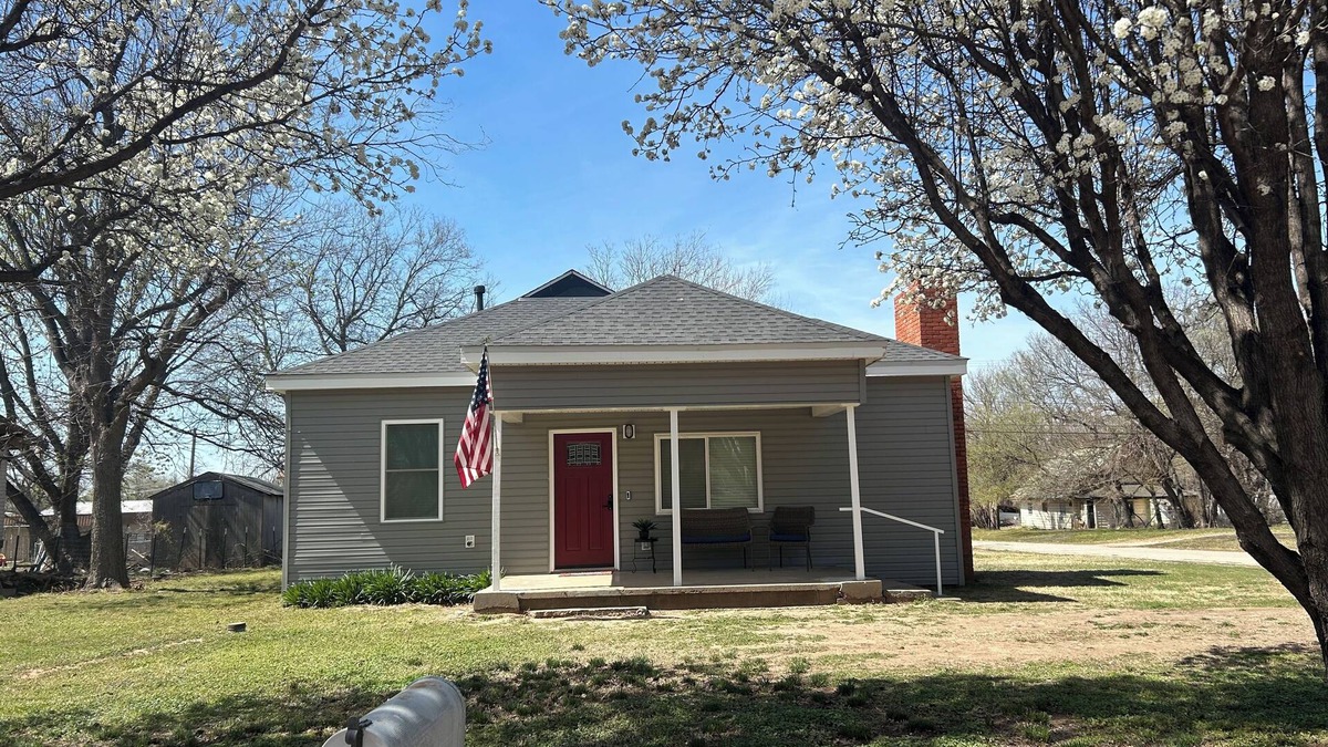 Tonkawa House | Adorable New Remodeled 3BR 2 BA quiet neighborhood!