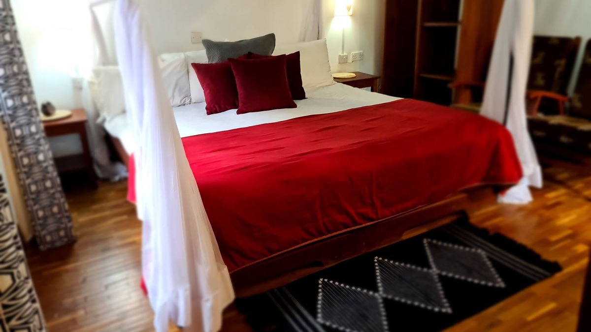 Arusha Cottage | Adorable one room bed room w-shared lounge and kitchen town Ace