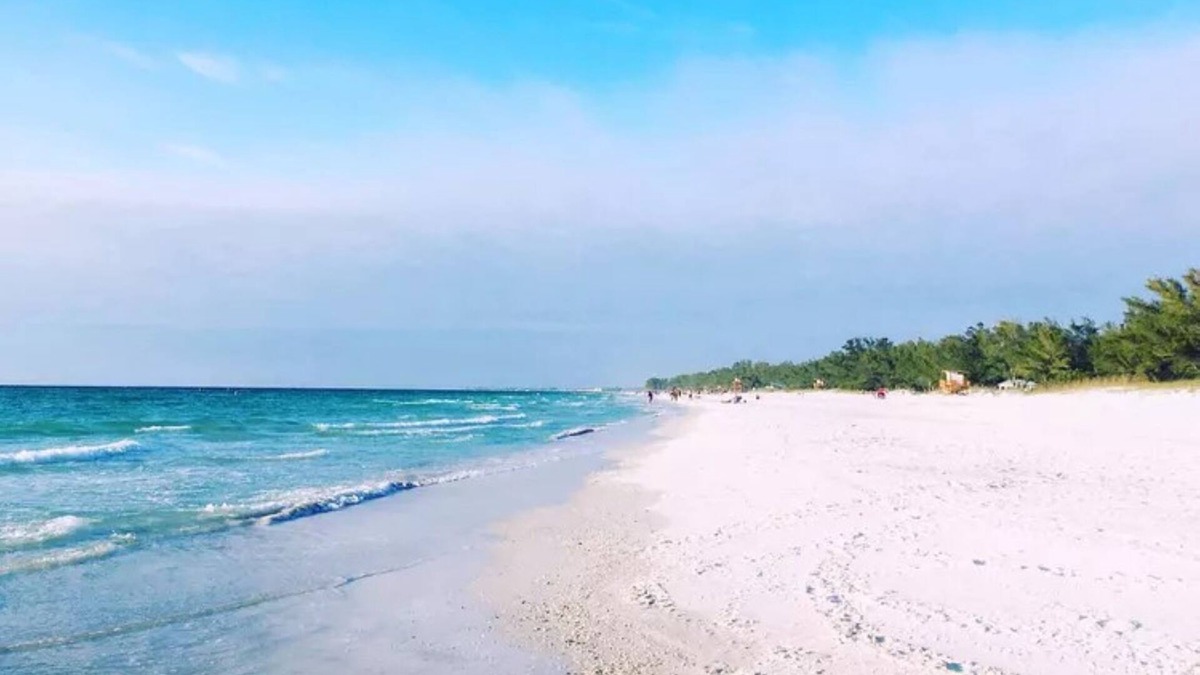 Ilexhurst House | Adorable private house on AMI 2 bedrooms, steps from the sand! Privately owned.