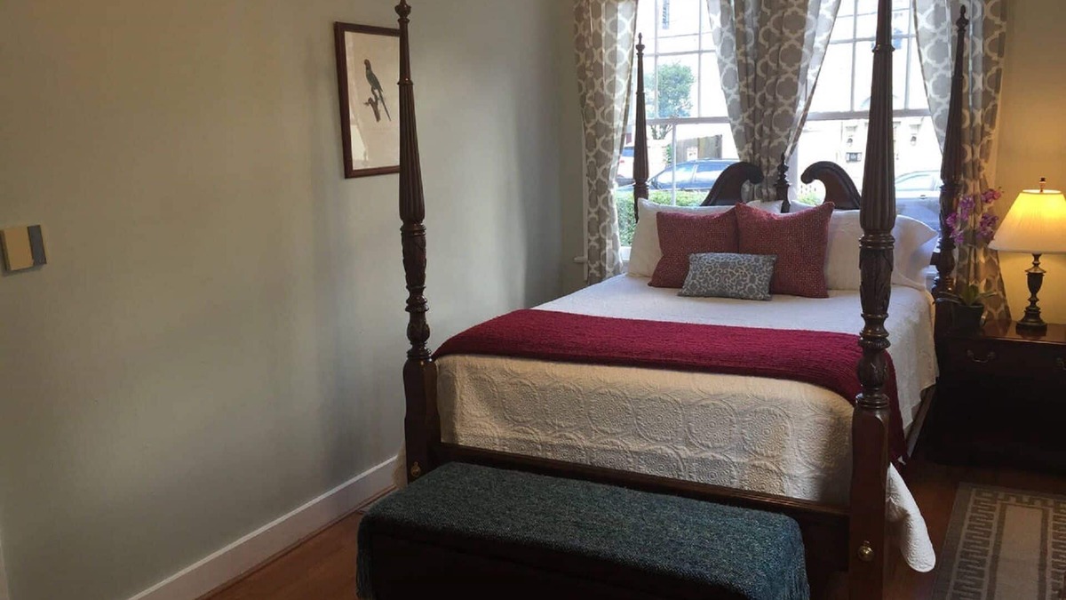 Central Carrollton Association House | Adorable Quiet House Pvt Courtyard on Street Car Line