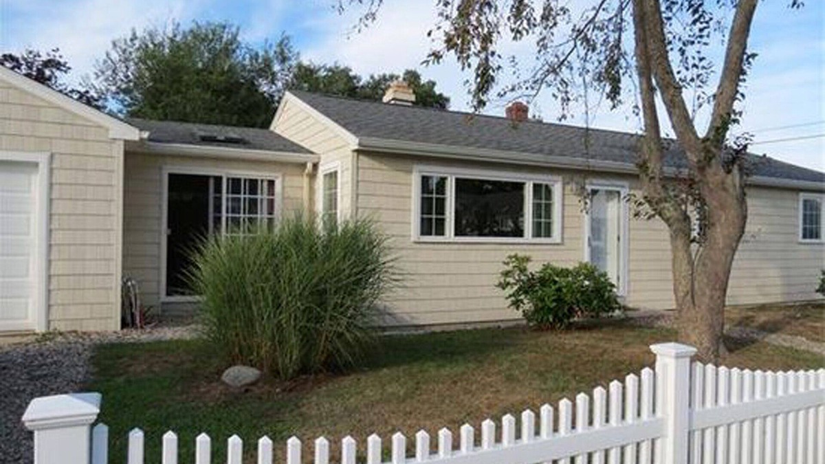 Old Saybrook House | adorable ranch in beach community