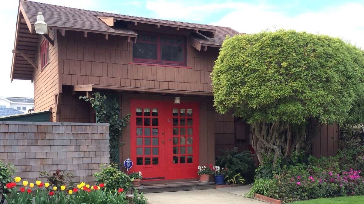 Seabright House | Adorable Seabright Bungalow - Steps to the Beach!