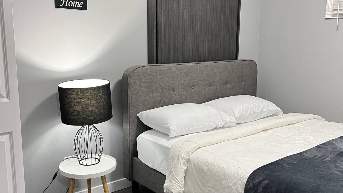 Regina House | ADORABLE & SERENE ONEnBEDROOM SUITE!