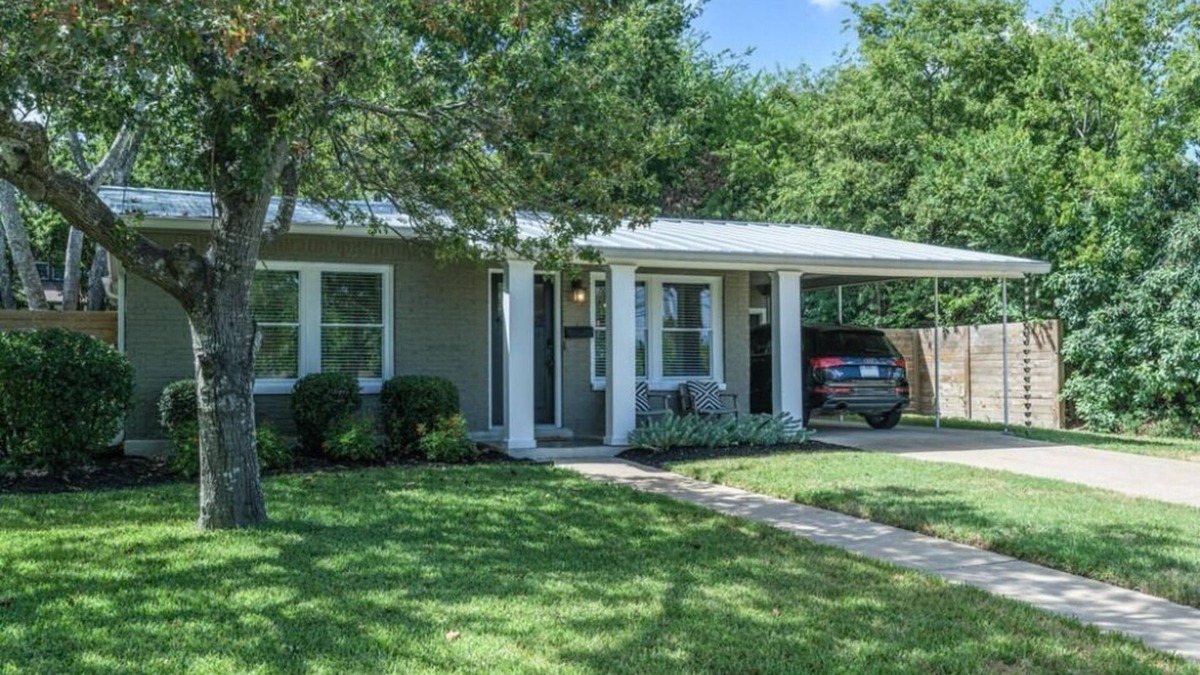 Allandale House | Adorable spacious 1300 sq ft, 2 BR home with huge fenced yard, great location