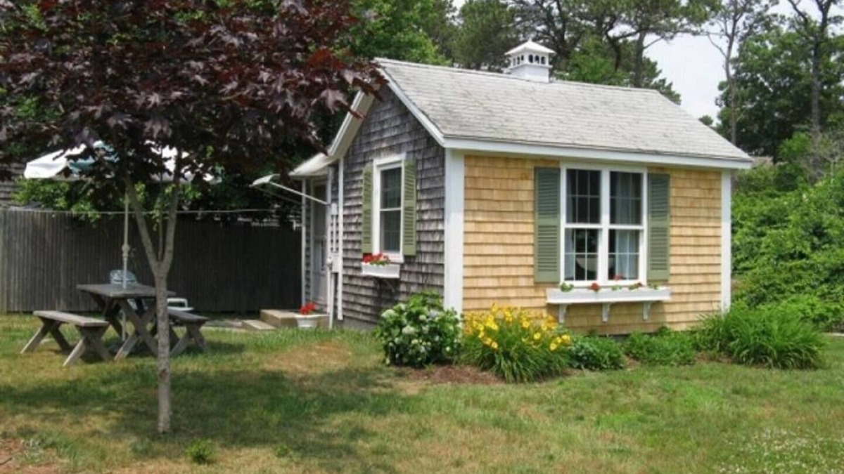 Dennis Port Cottage | Adorable Studio cottage with Queen bed