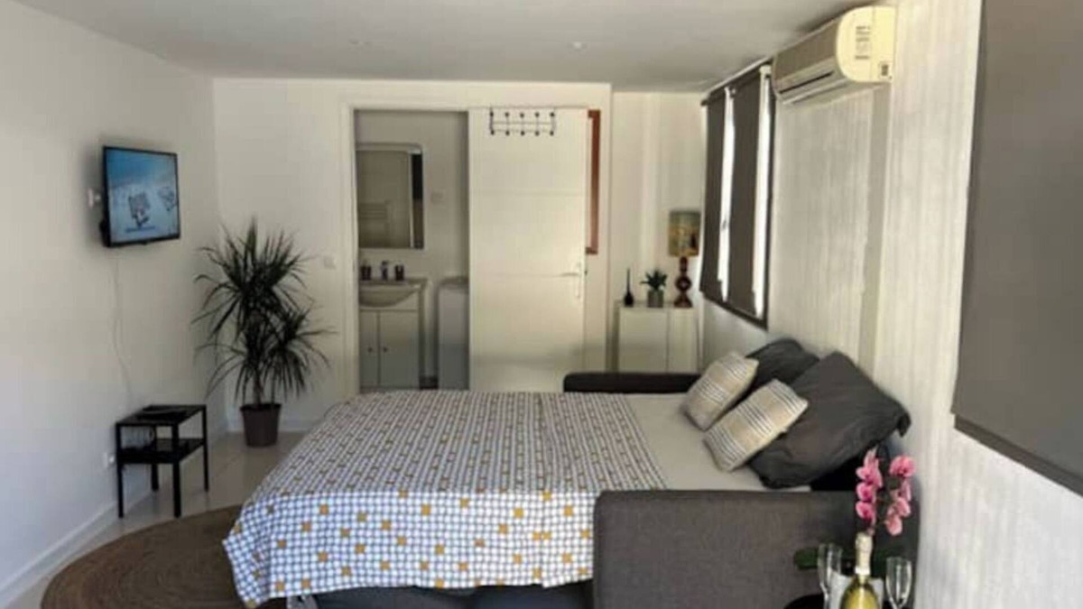L'Ariane Apartment | Adorable studio (sleeps 3) with parking and outdoor space