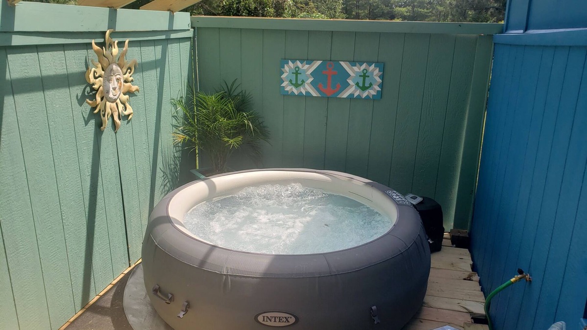 Stokes House | Adorable Tiny House that's pet friendly! HOT TUB. Walk to popular wedding venue.