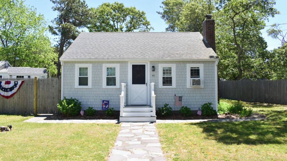 West Dennis House | Adorable two bedroom sleeping 6 in West Dennis, .6 miles to the beach!