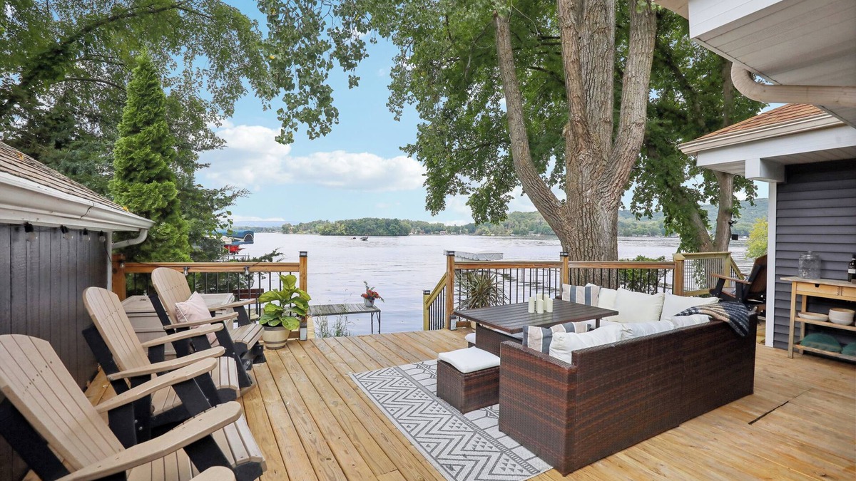 Lodi Cottage | Adorable Updated Cozy Cottage set on Lake Wisconsin's Sunset Bay