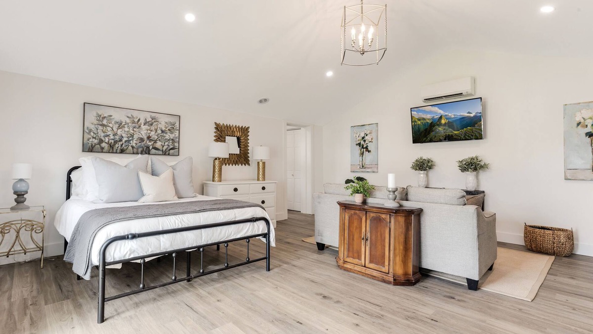 Fountain Inn Cottage | Adorable Upscale cottage in Downtown Fountain Inn.