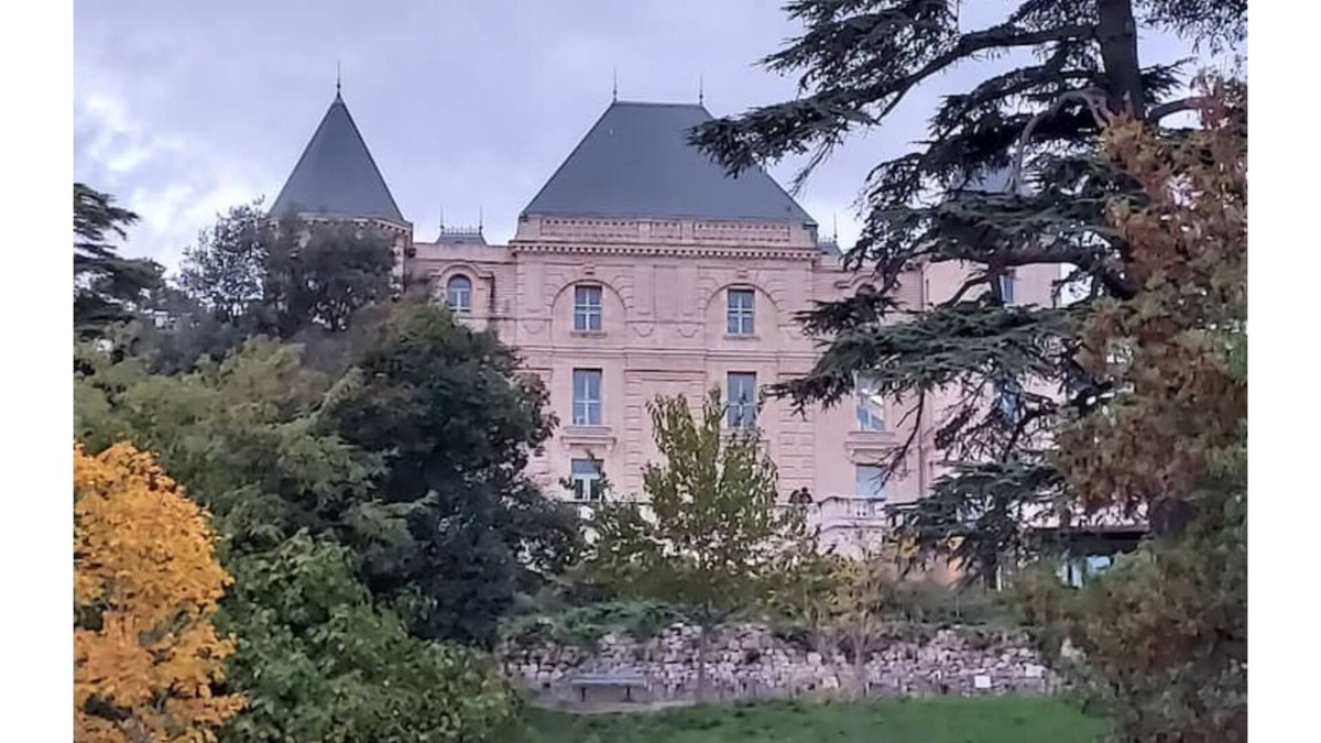 Saint-Menet Apartment | Adorable, very quiet 25m² studio with parking