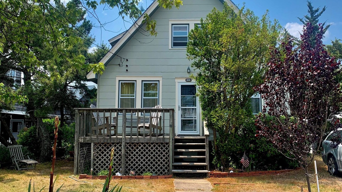 Barnegat Light House | Adorable Vintage Beach House for Family & Friends Ideal Location