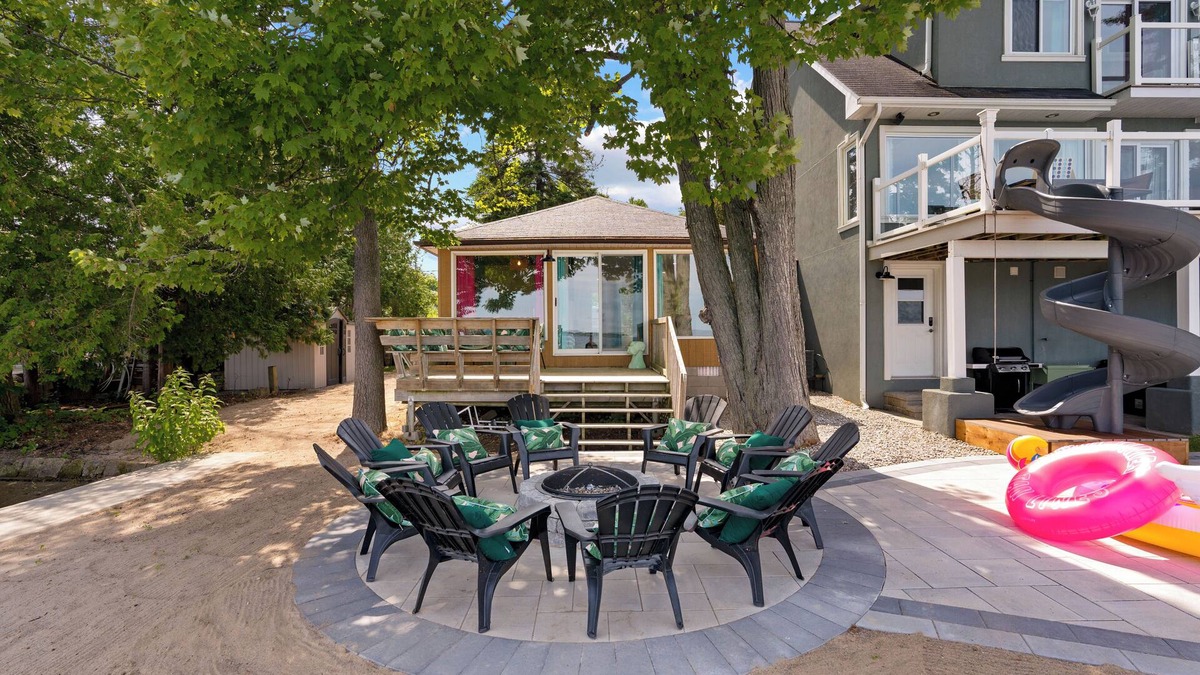 Alcona Cottage | Adorable waterfront escape
