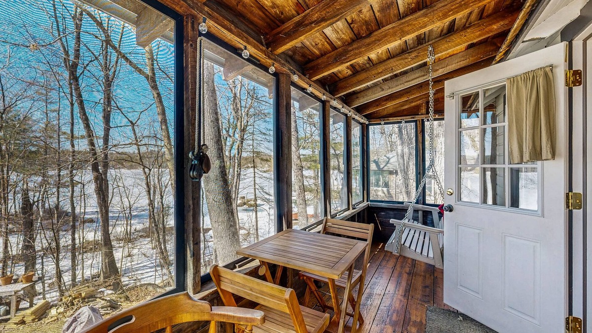 Gray Cottage | Adorable waterfront gem with 2 kayaks, high-speed WiFi, full kitchen & dock