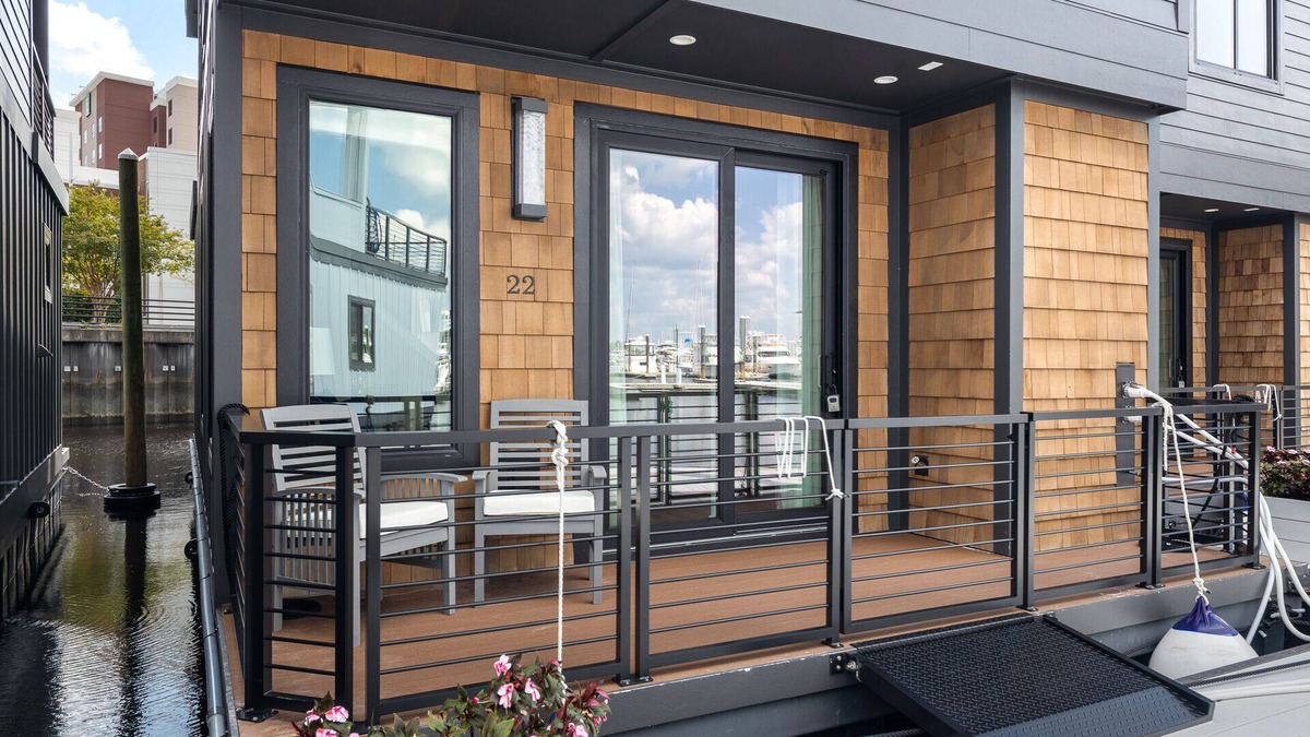 River District Boat Rental | Adrift at The Cove - Houseboat in Downtown Wilmington, NC