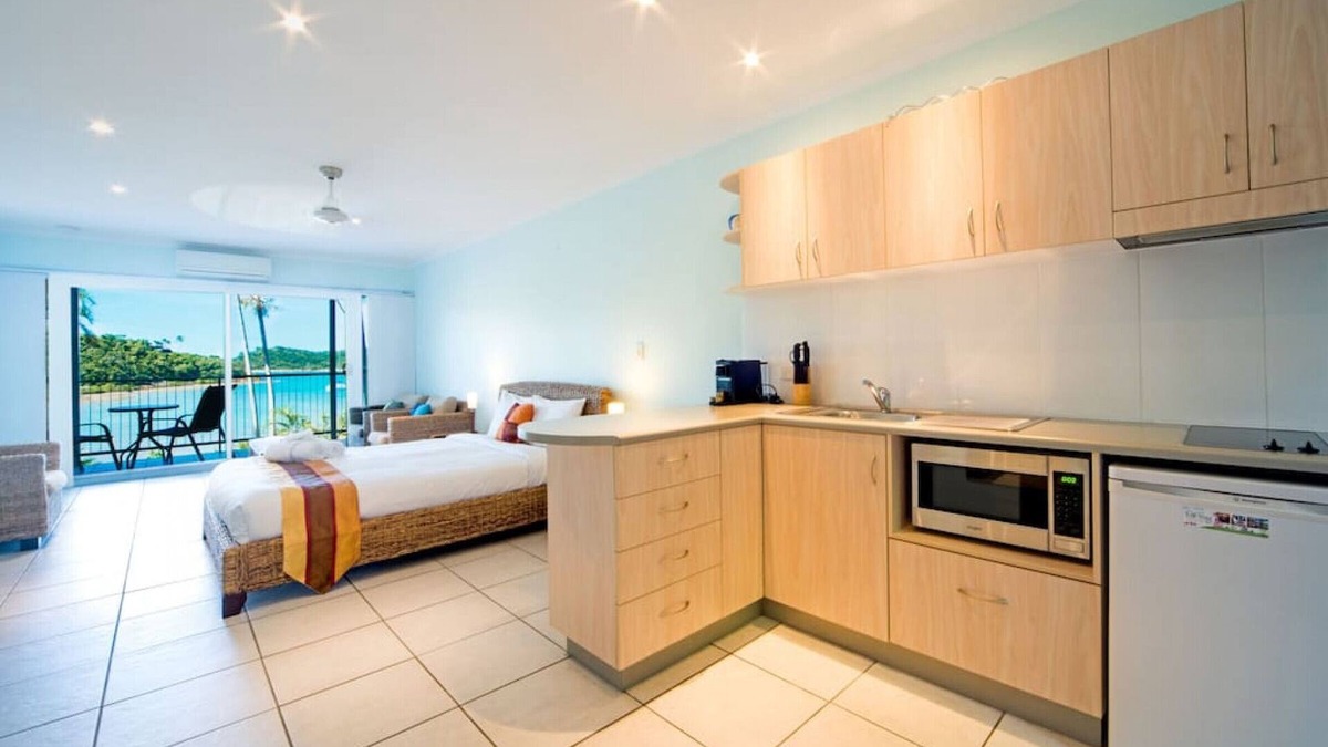 Shute Harbour Apartment | Adults only sea view unit