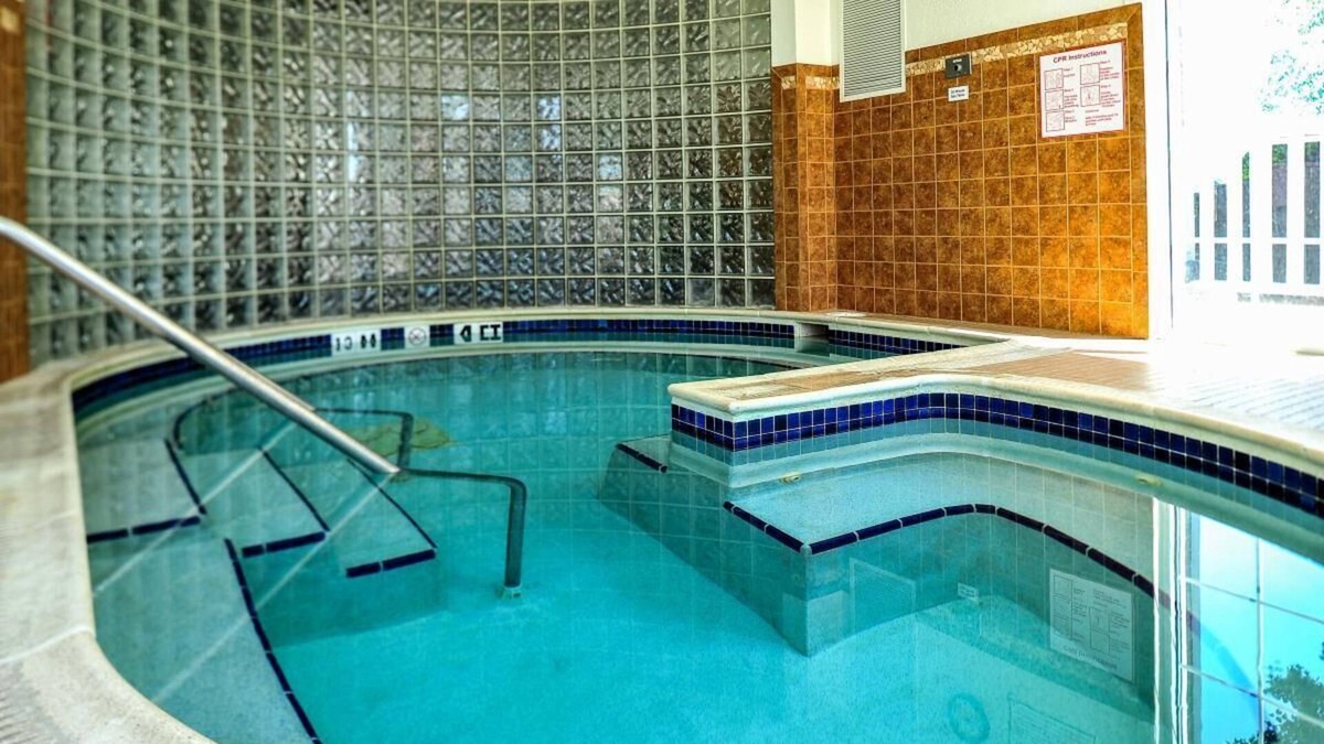 Mishawaka Hotel | Adventure Awaits! 3 Great Units, Near Notre Dame Stadium, Kitchenette