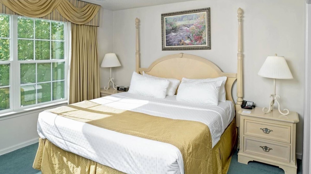 Berkeley Resort | Adventure Awaits! Close to Go-Karts Plus, Volleyball, Kitchen, Pool, Gym