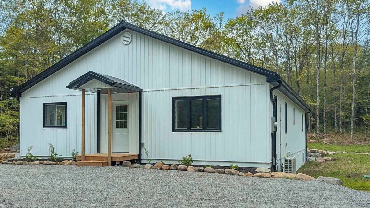 Armour Cottage | Adventure Awaits - Three Bedroom Cottage, Sleeps 6