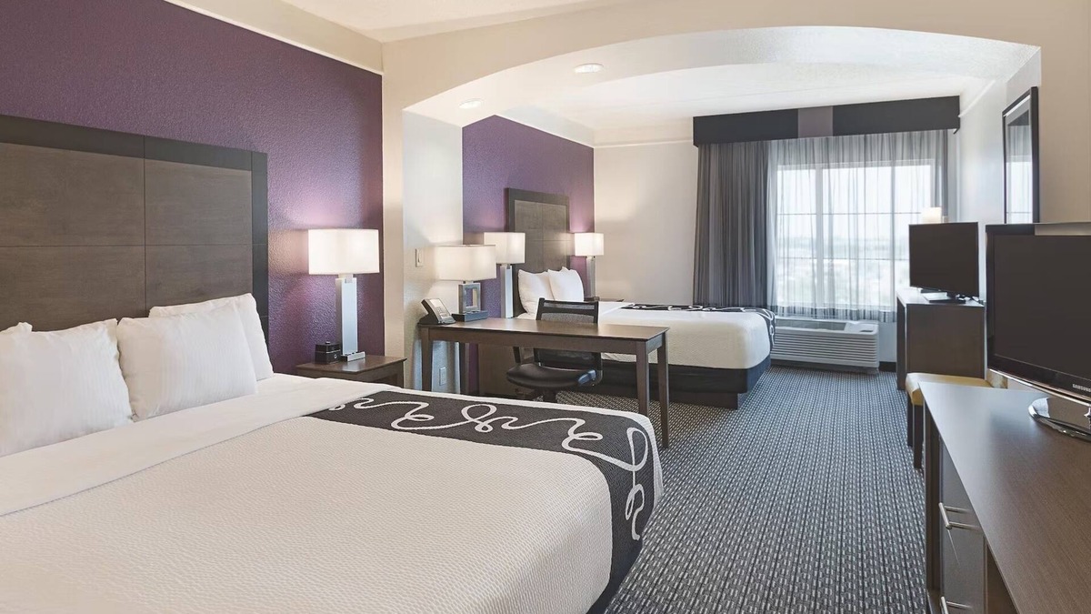 Arlington Hotel | Adventure Awaits: Comfy Retreat Near Arlington's Top Attractions!