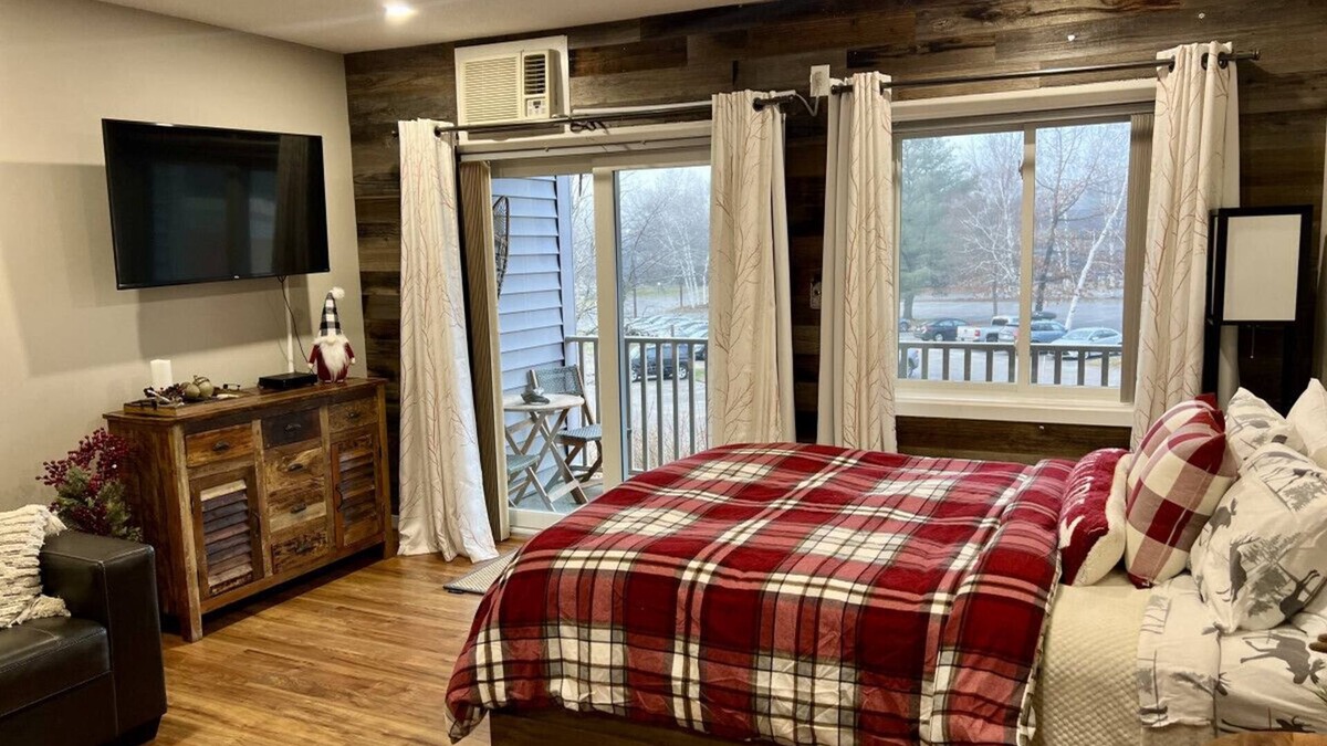 Lincoln Condo | Adventure Awaits! Loon Mountain Studio apt w/Pool & Hot Tub
