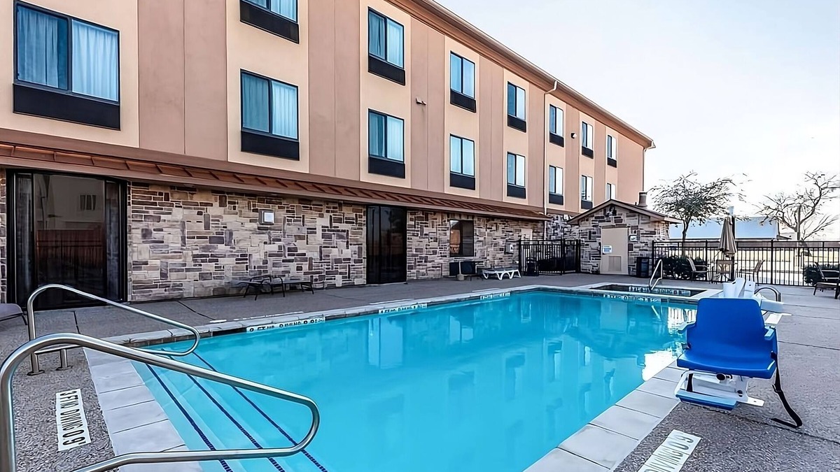 Mineral Wells Hotel | Adventure & Comfort Near Mineral Wells Lake with Pool Access