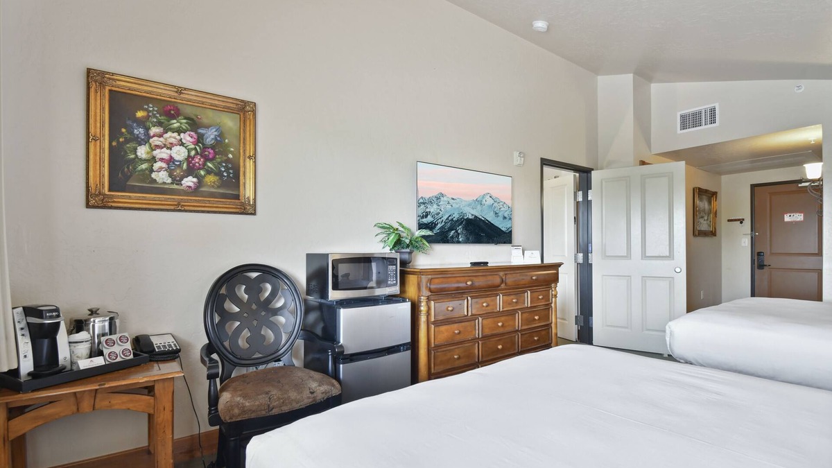 Midway Villa | Adventure Hub~Nordic Ski, Snowmobile & Snow Shoeing Villa 3061