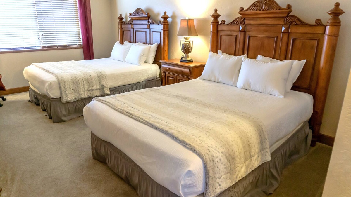 Midway Villa | Adventure Hub~Nordic Ski, Snowmobile & Snow Shoeing Villa 3071
