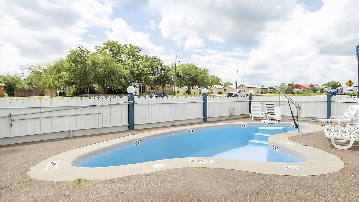 Three Rivers House | Adventure In the Outdoors! Outdoor Pool, Onsite Dining, Free Parking!