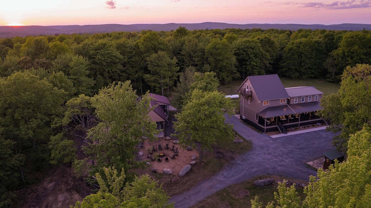 Farrandsville Cabin | Adventure Lodge w/PICKLEBALL, Pool Table + More!