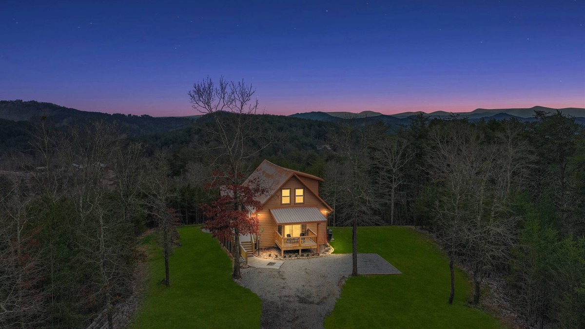 Turtletown Cabin | Adventure & Relaxation:Rafting, Hiking & S’mores!