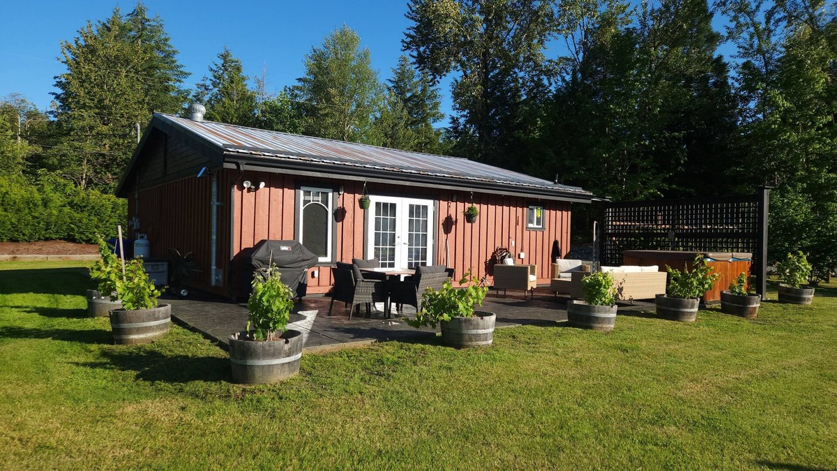 Lake Cowichan Cottage | Adventure & Wildlife await in Stunning 2BR cottage on Cowichan Rivernn