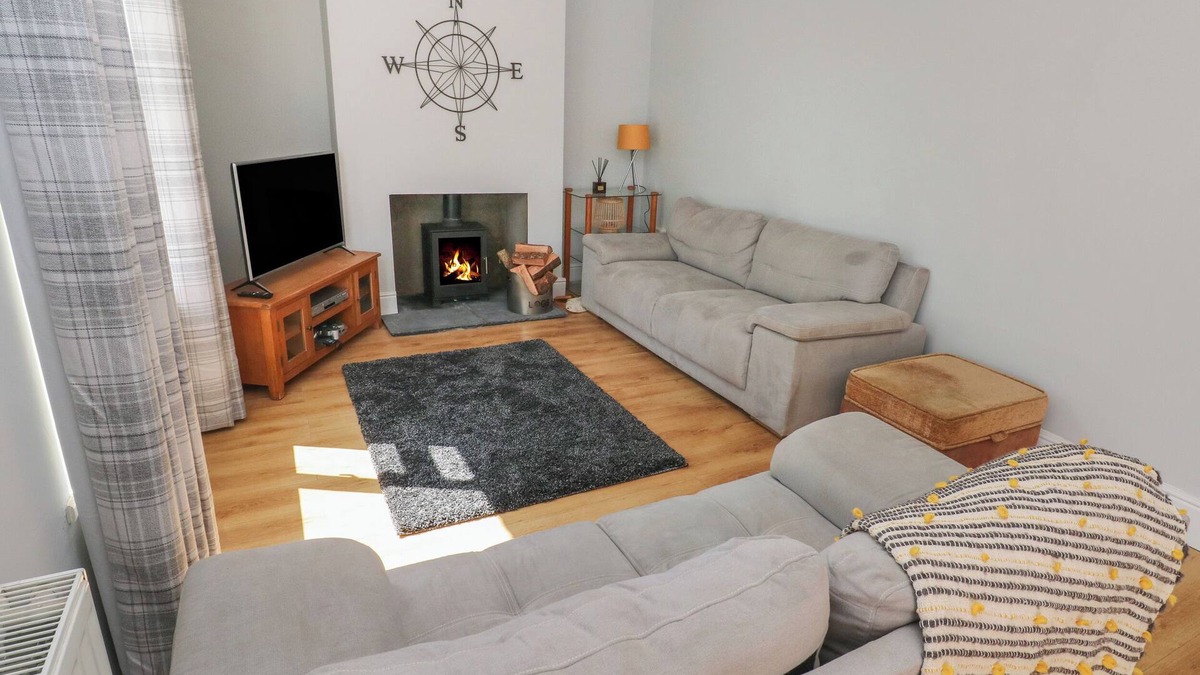 Cynonville Cottage | AFAN HOUSE, pet friendly, with hot tub in Pontrhydyfen