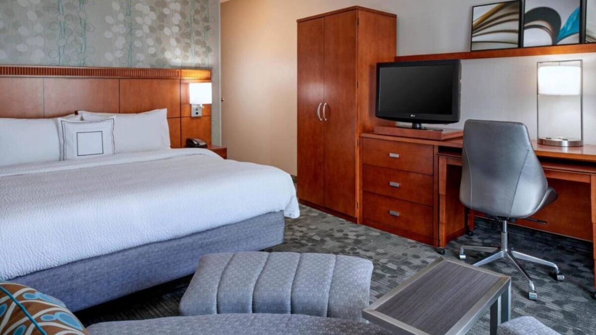 Eden Prairie Resort | Affordability Meets Comfort! Indoor Pool, Near Purgatory Creek Park