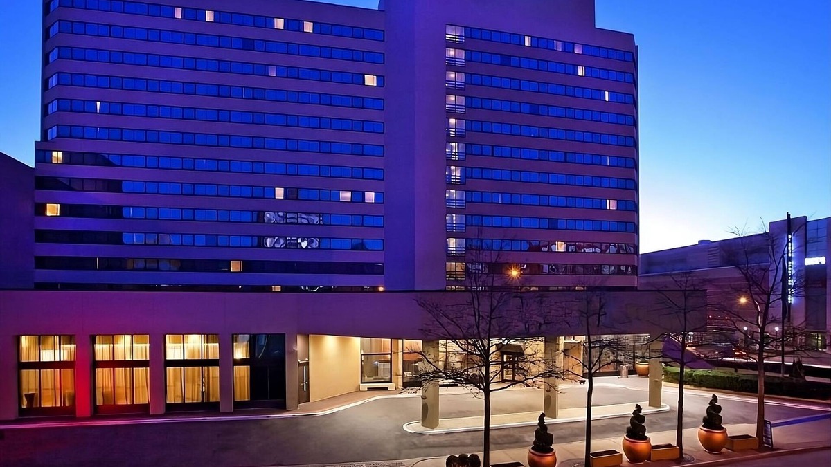 White Plains Resort | Affordability Meets Comfort! Close to Jacob Purdy House, Free Airport Shuttle!