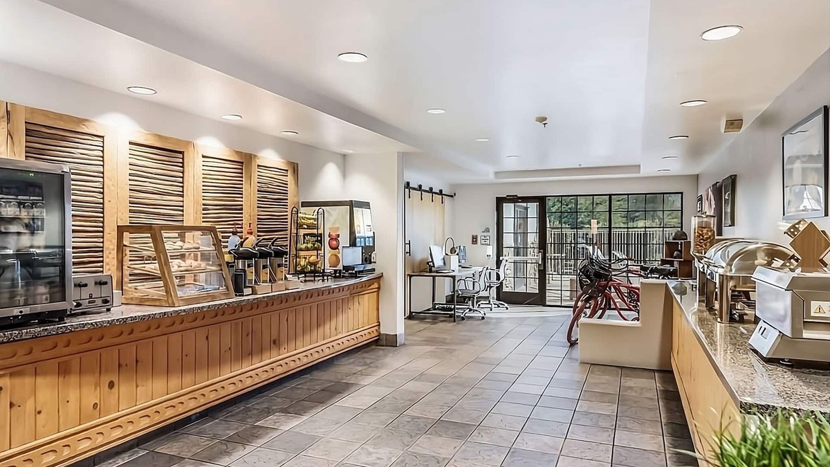Palm Valley Hotel | Affordability Meets Comfort at Red Lion Inn Goodyear Phoenix! Free Parking