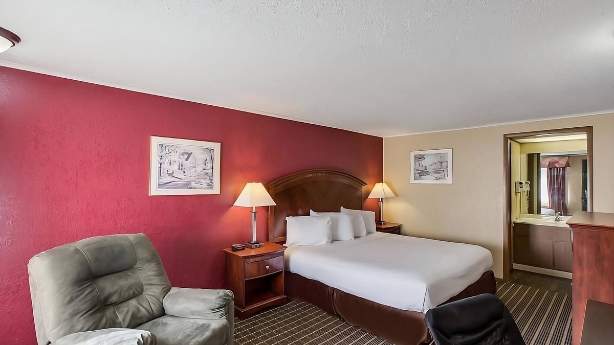 Summit Resort | Affordability Meets Comfort in the Knights Inn Ashland! Pool, Pet-Friendly!