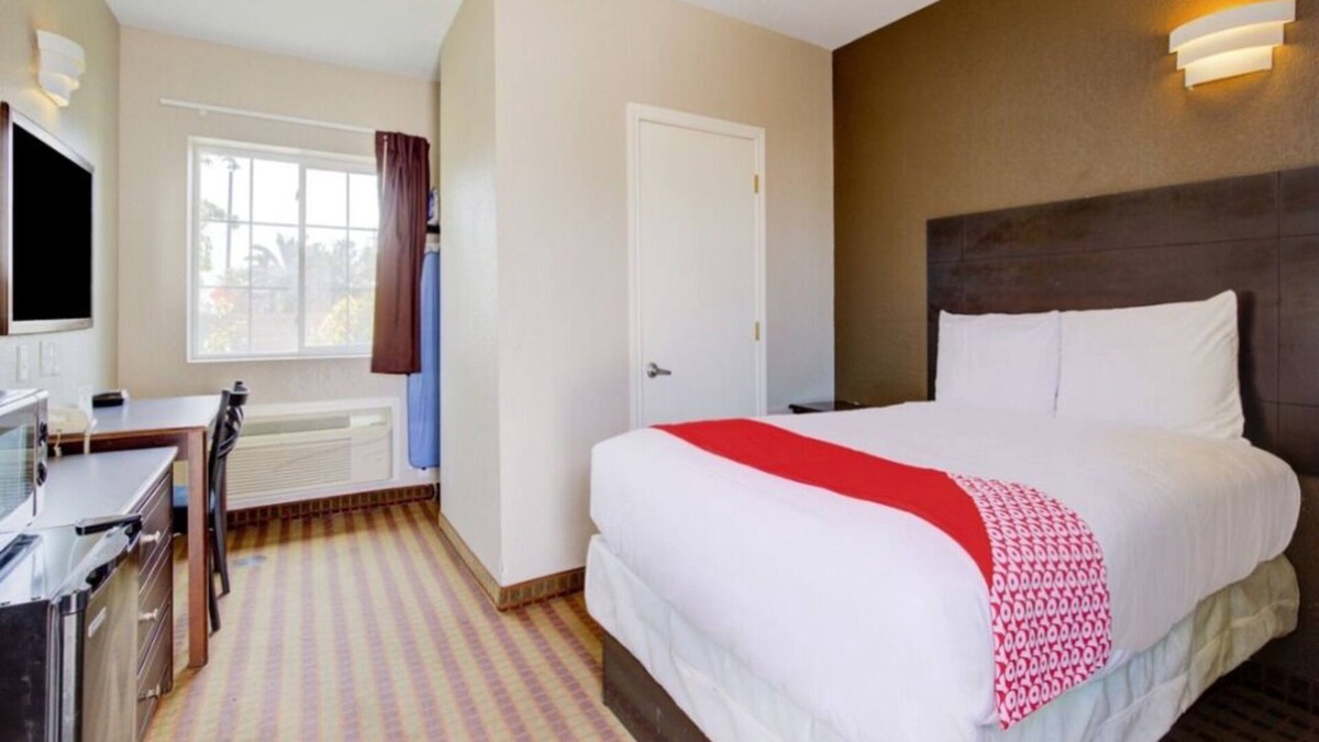 Dilley House | Affordability Meets Comfort! Near Gosch Athletic Field! Free Breakfast!