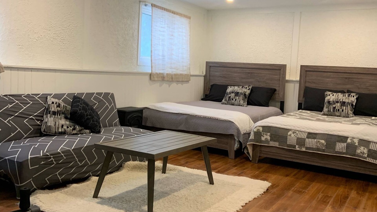 Kitchener House | Affordable 1 bedroom 2 queen bed apartment in Central Kitchener
