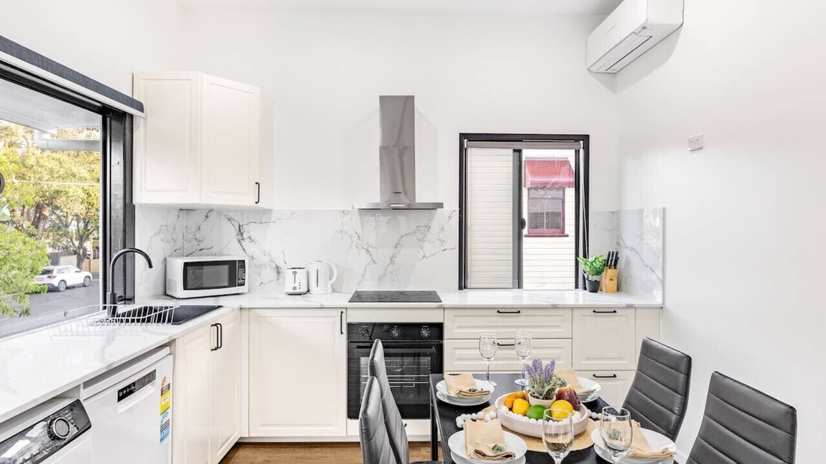 East Brisbane House | Affordable 2BR Unit @ CBD near Stadium/River/Mall