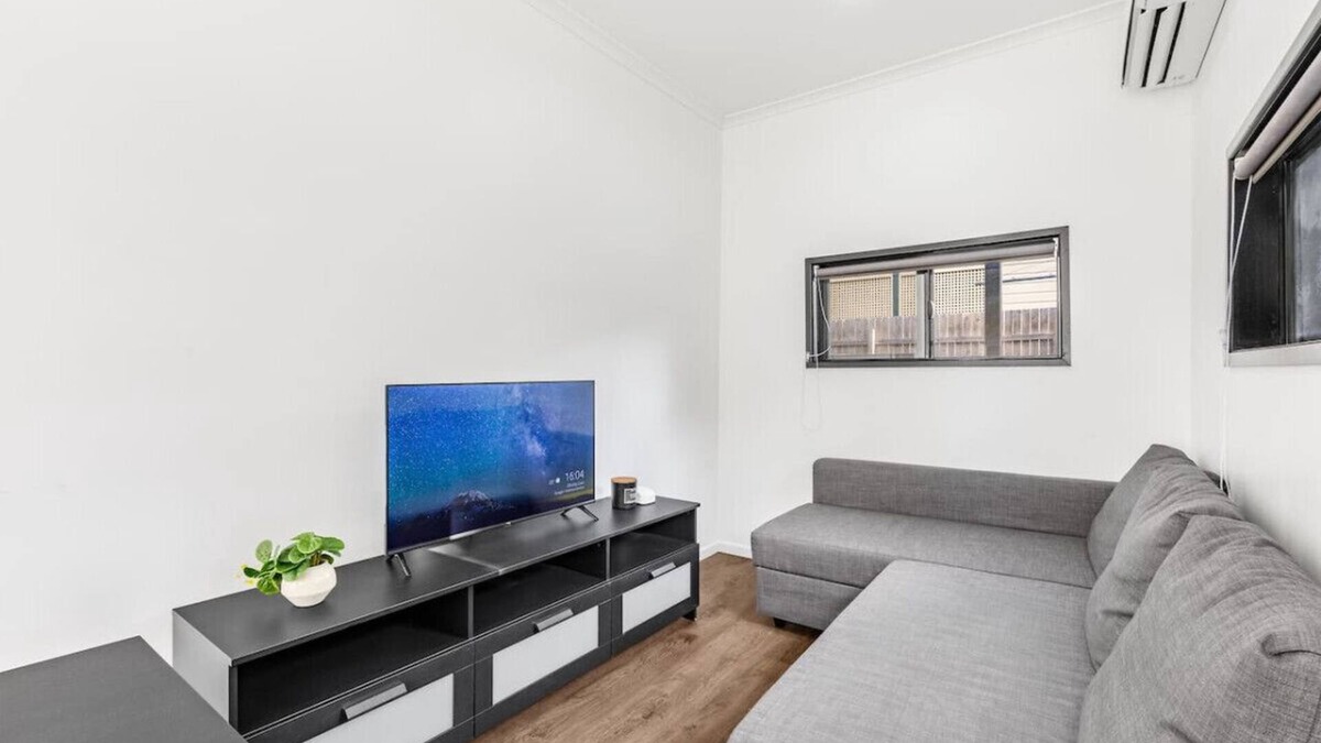East Brisbane House | Affordable 3B Ideal Unit near Café/Mall/River/Park