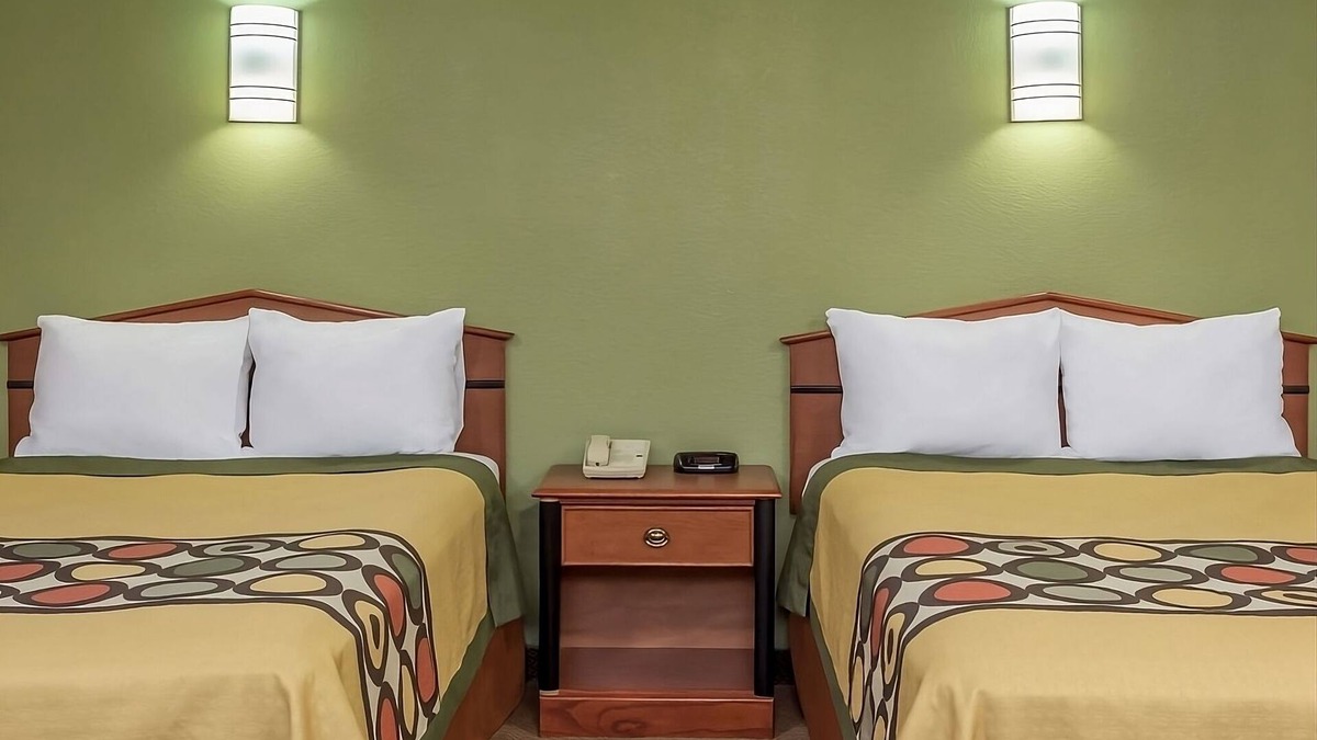 Austin Ave. House | Affordable and convenient unit in Knights Inn Franklin Ave Waco, Parking, Pet-Friendly! Near Cameron Park & Zoo