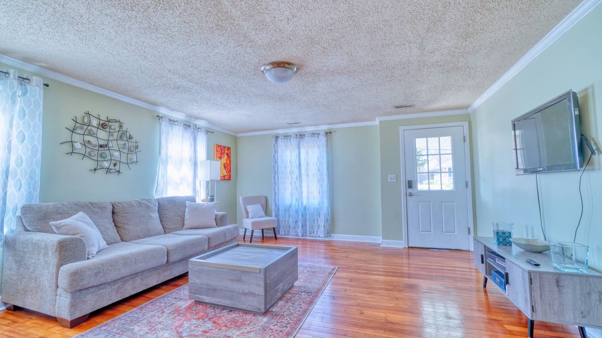 Columbia House | Affordable College Retreat near Downtown & Mizzou Campus