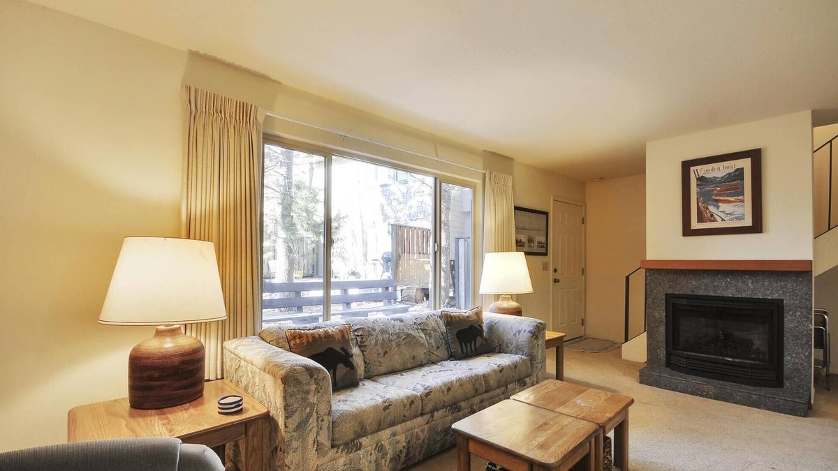 Lake Forest Condo | Affordable Condo- Shared Hoa Hot Tub- Walk to Lake